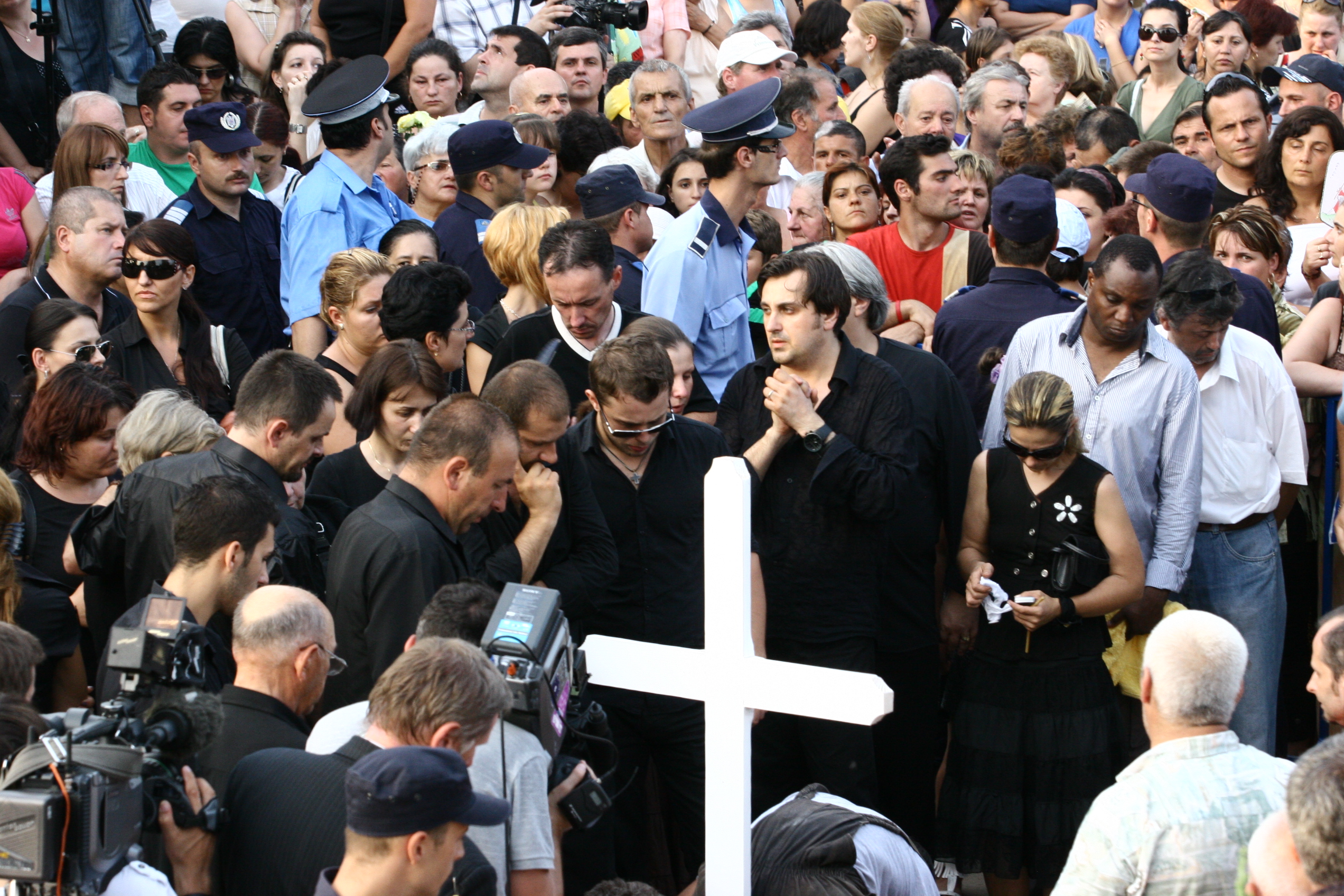 La inmormantarea Madalinei Manole a venit o mare de oameni
