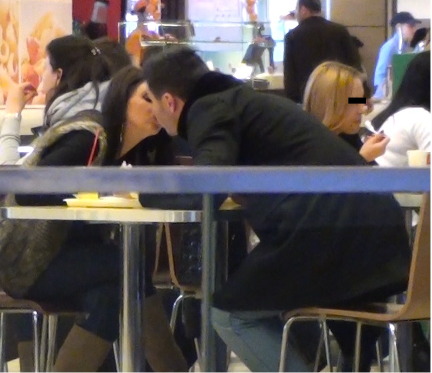 Mario isi rasplateste iubita cu un sarut