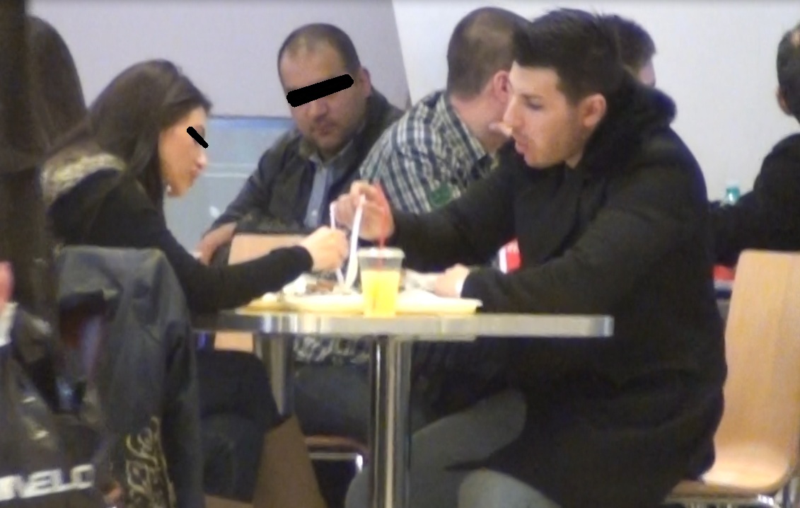 Mario ia masa impreuna cu iubita