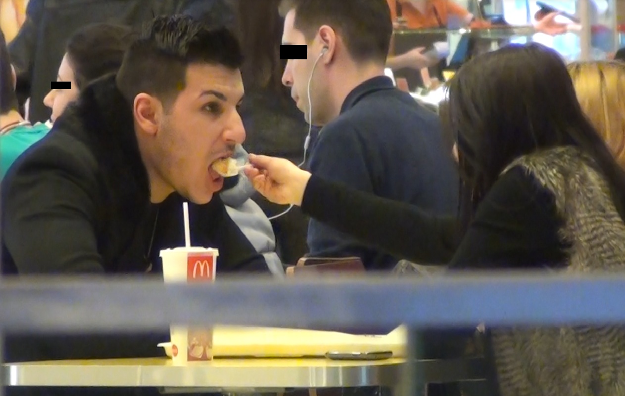 Mario ia masa impreuna cu iubita