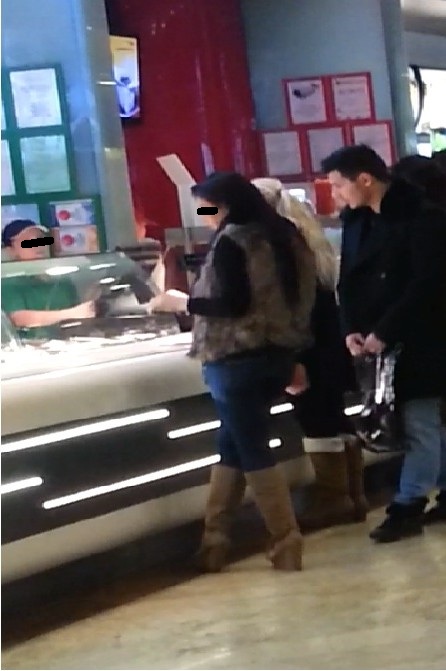 Mario ia masa impreuna cu iubita