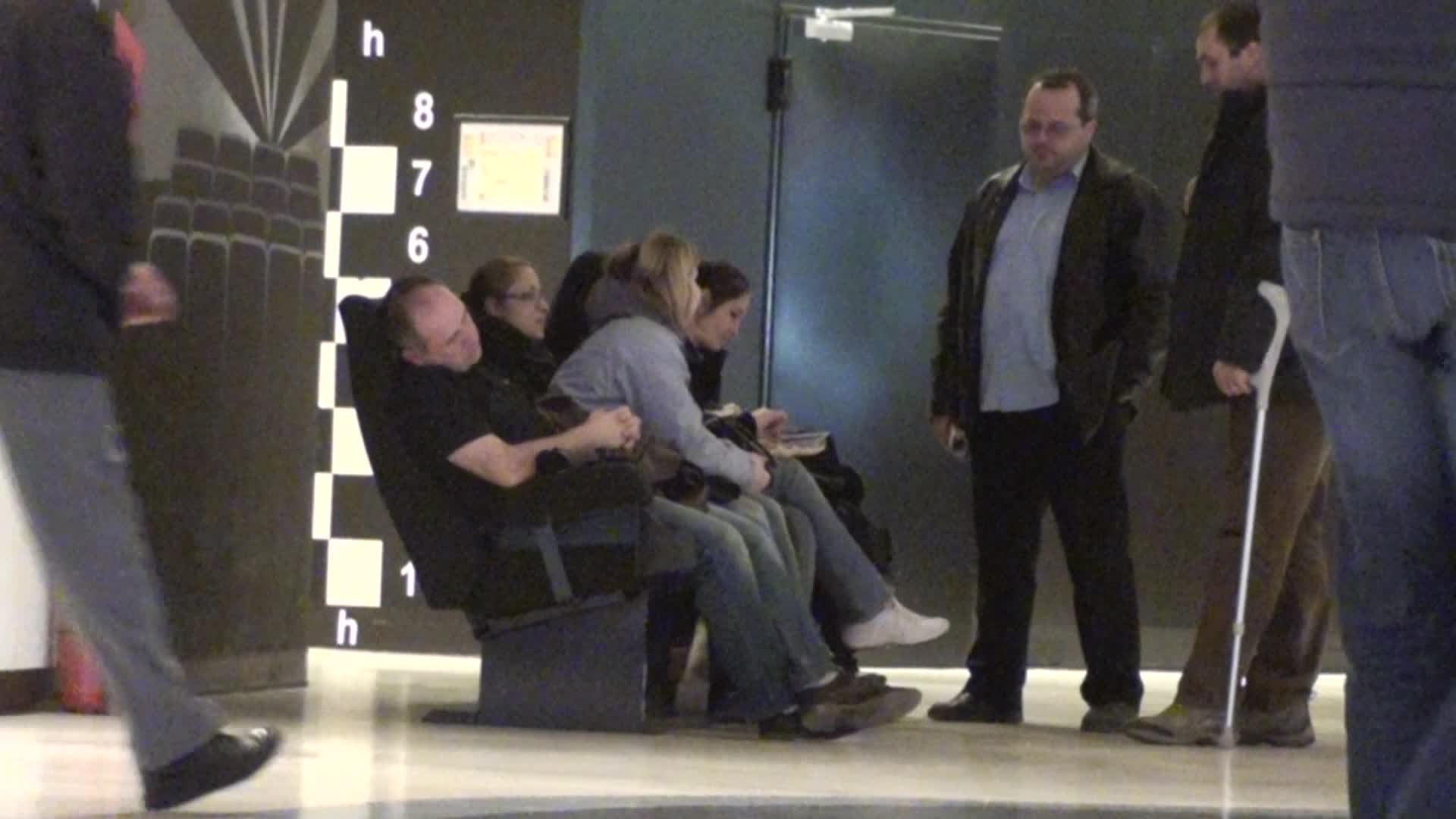 Bucuresteanul isi face somnul de frumusete pe un hol al mall-ului