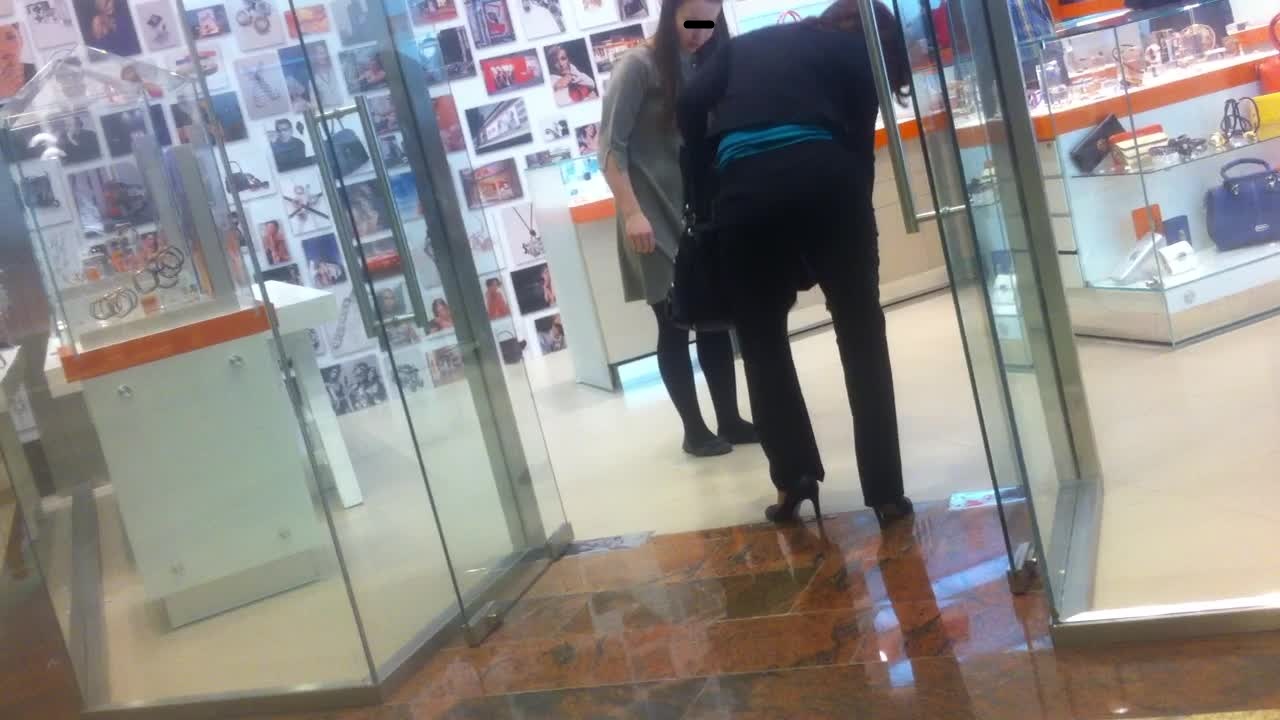 O bucuresteanca a ramas intepenita in podeaua magazinului