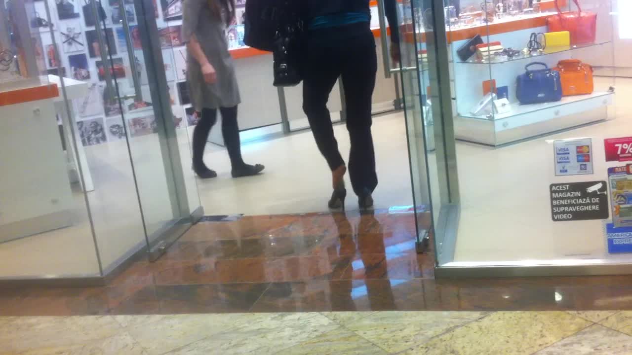 O bucuresteanca a ramas intepenita in podeaua magazinului