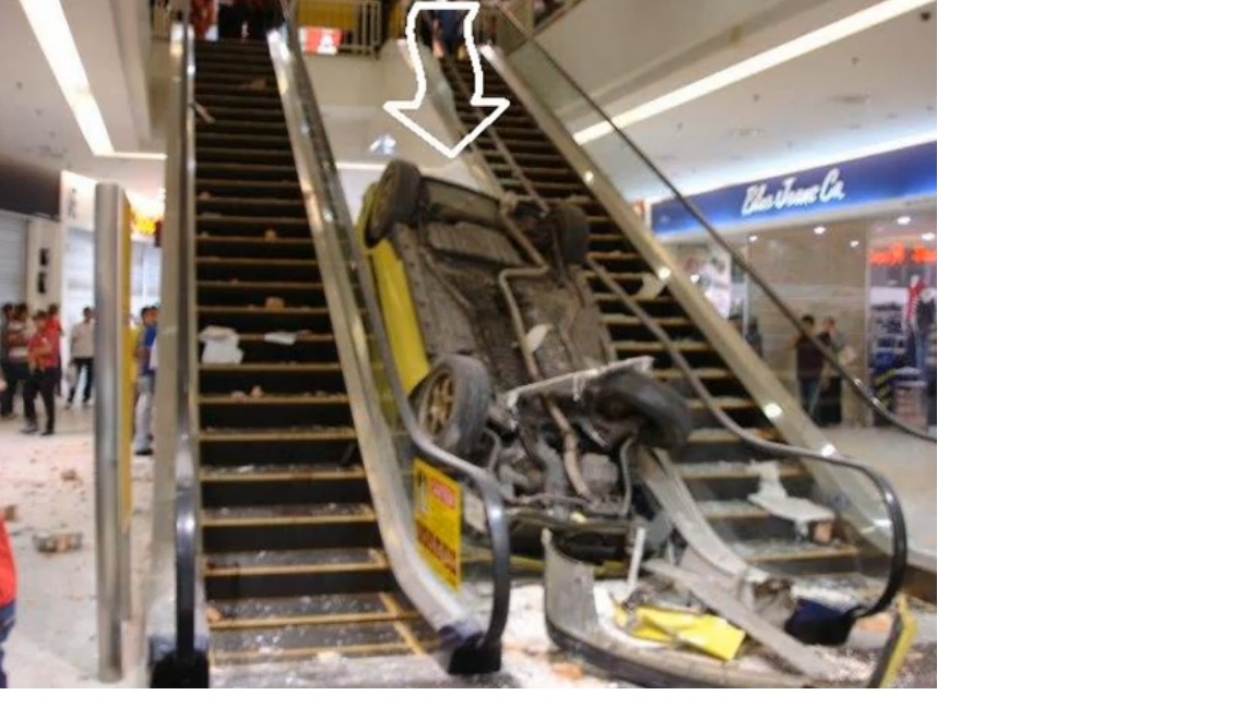 O masina s-a prabusit de pe acoperisul mall-ului