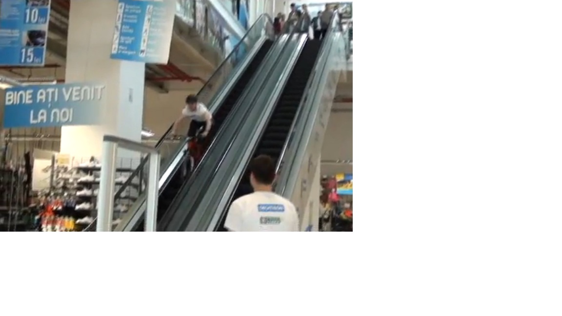 Un biciclist teribilist a aterizat pe scarile rulante