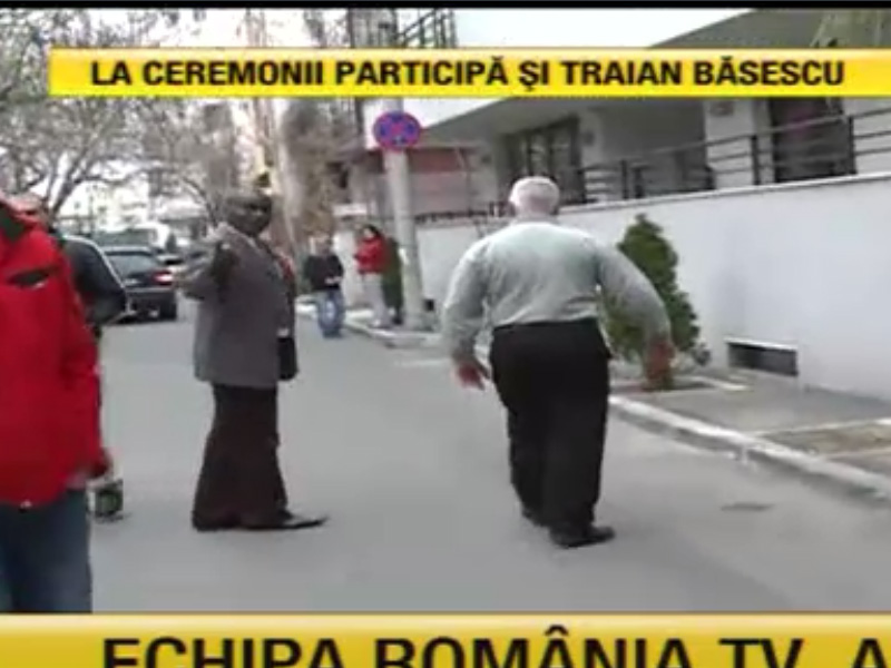 Scandal violent la Ambasada Nigeriei din Capitală! Un femeie angajată acolo s-a dezbrăcat în plină stradă!