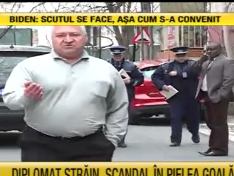Scandal violent la Ambasada Nigeriei din Capitală! Un femeie angajată acolo s-a dezbrăcat în plină stradă!