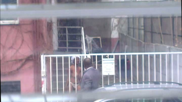 Scandal violent la Ambasada Nigeriei din Capitală! Un femeie angajată acolo s-a dezbrăcat în plină stradă!