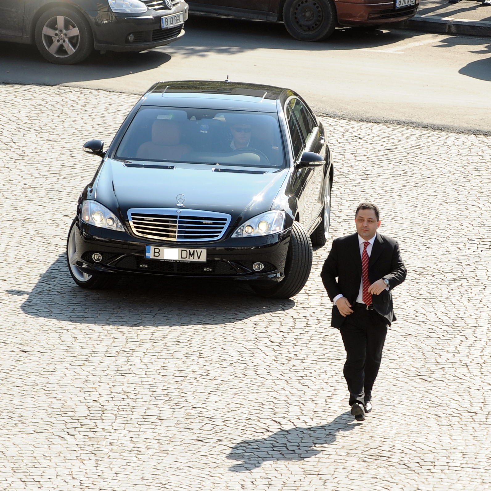 Desi e pasionat de masina sa, Vanghelie are momente cand o lasa pe mana soferului. In care are, desigur, maxima incredere!