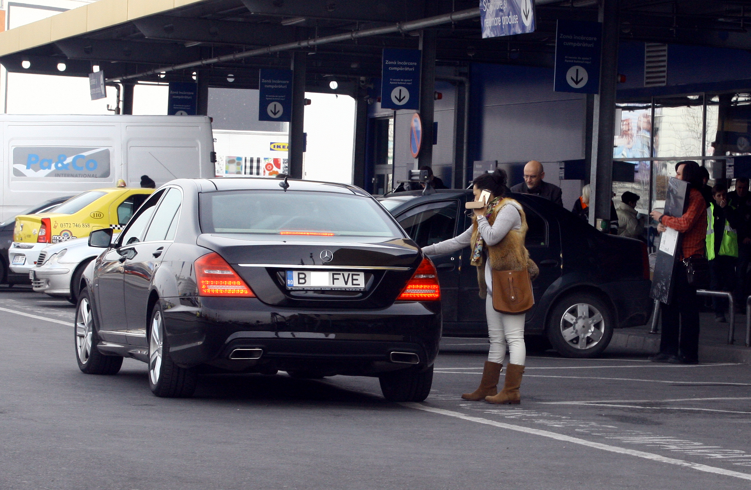 Si Oana Mizil, iubita primarului, se deplaseaza cu un Mercedes S-Klasse