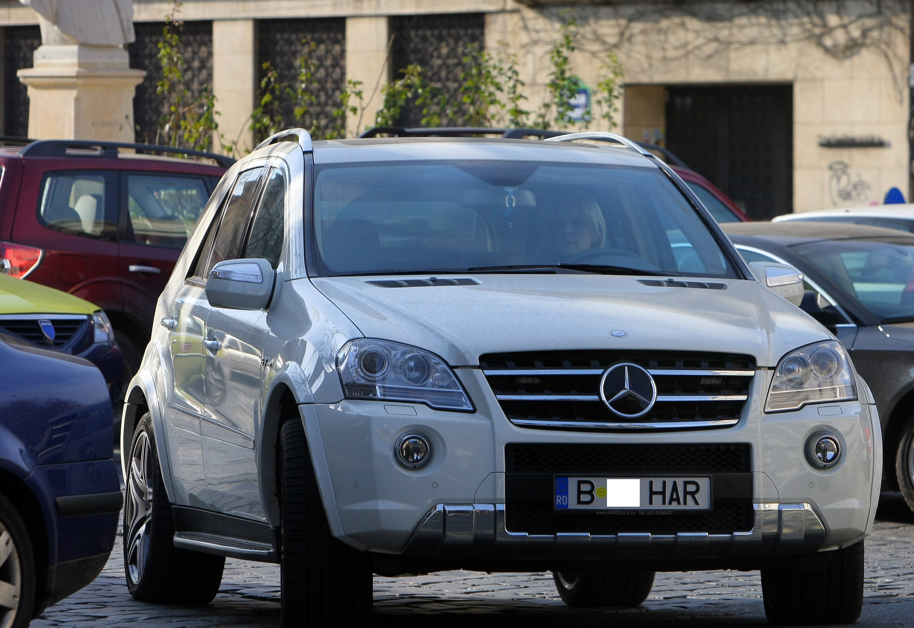 Si fosta sotie a edilului circula cu o masina scumpa: 100.000 de euro. Este vorba despre un Mercedes ML AMG