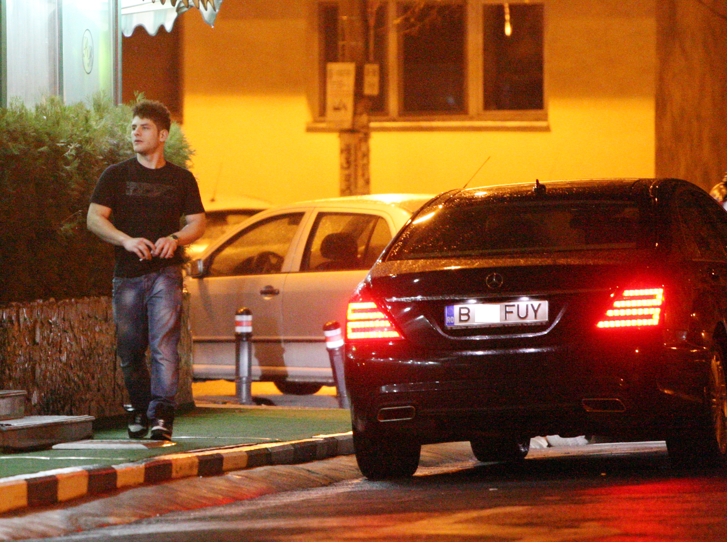 Alexandru Vanghelie a fost fotografiat de paparazzii Cancan in oras, cand parcase limuzina in fata unui club, dar surse din apropierea familiei spun ca si Charlotte circula uneori cu Mertanul S al fiului