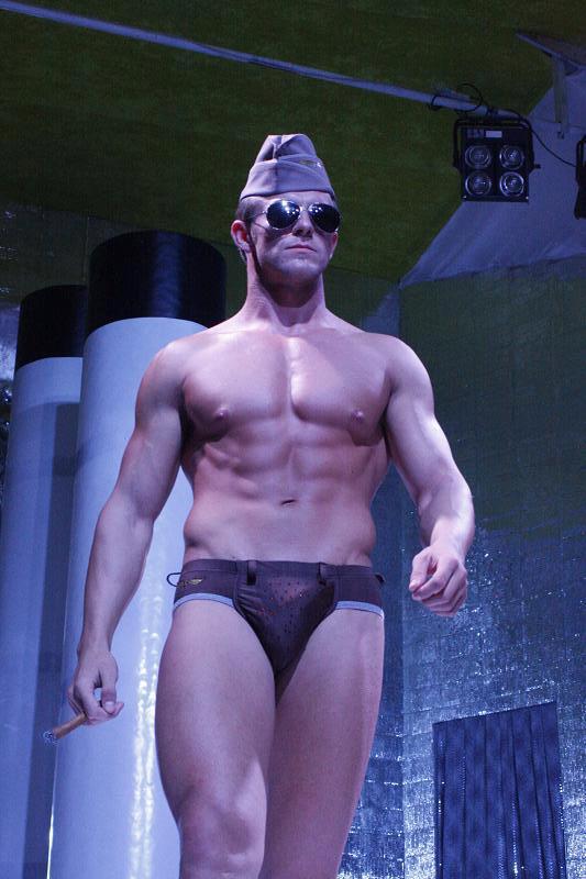 Mihai Florea, unul dintre manechinii preferati de Botezatu in prezentari