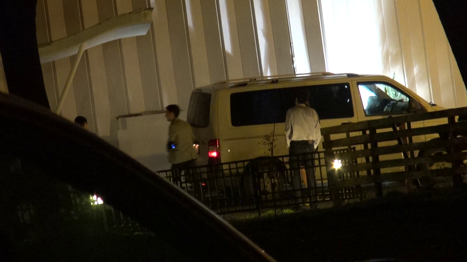 Antonia s-a schimbat in masina inaintea concertului