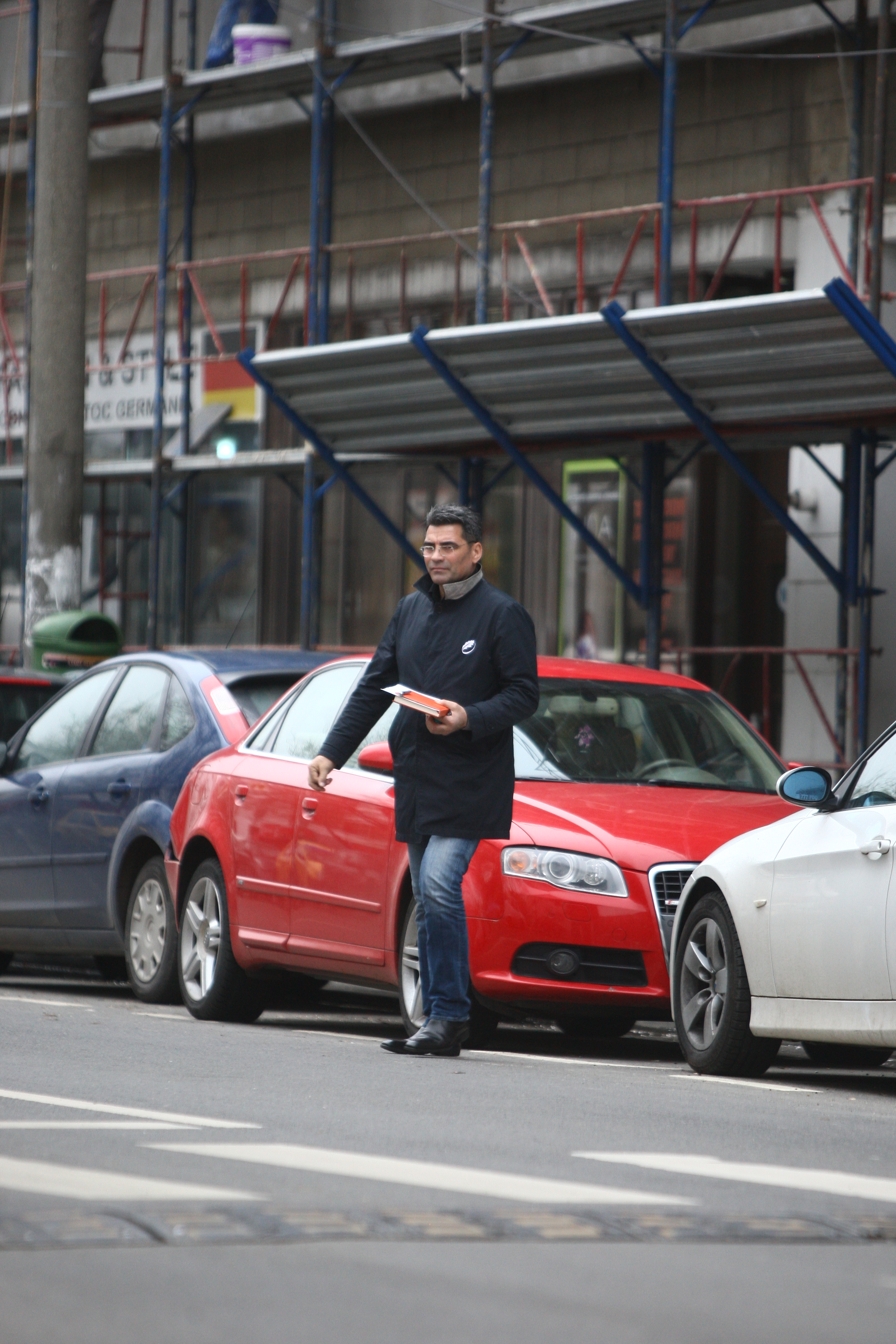 Toader a iesit din banca mai abatut decat era cand a intrat si cu o chelarii de vedere uitati pe nas