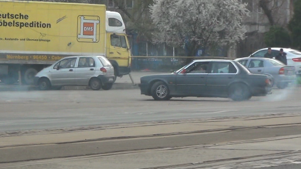 Soferul a facut cerculete chiar in mijlocul bulevardului