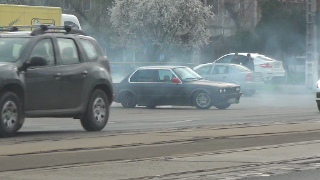 Soferul a facut cerculete chiar in mijlocul bulevardului