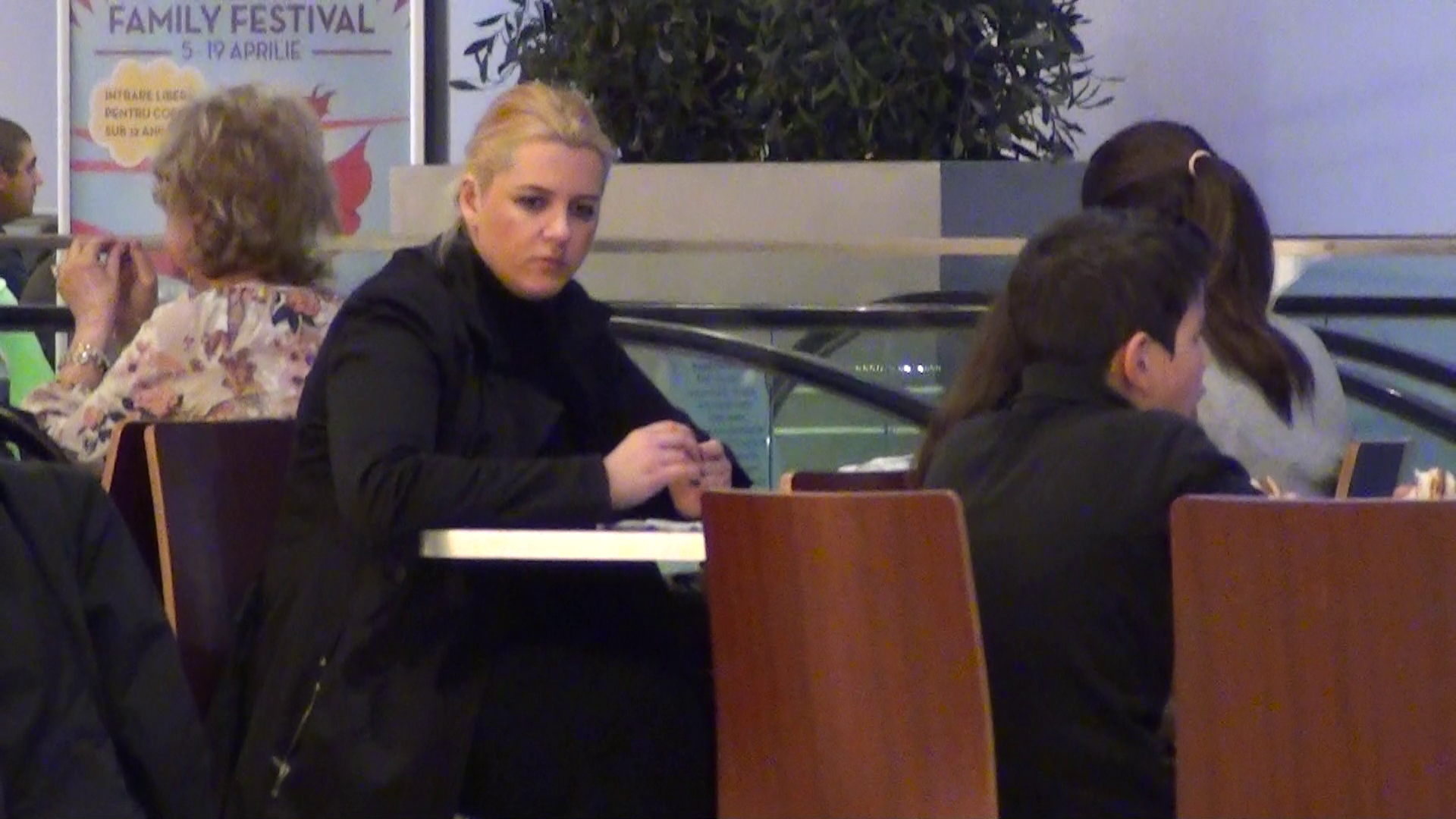 Cristina Uzunov si-a scos fetita la fast food