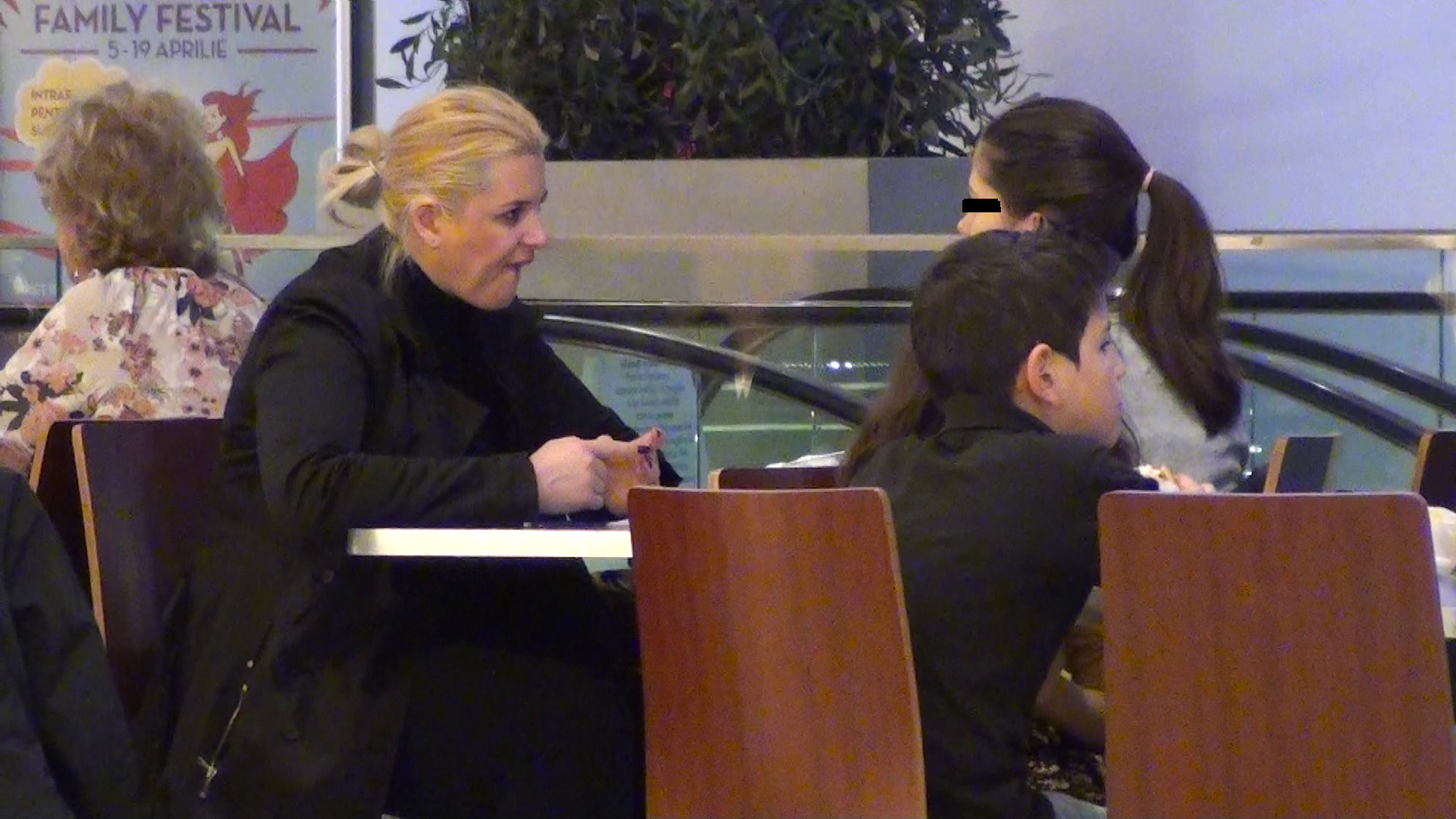 Cristina Uzunov si-a scos fetita la fast food