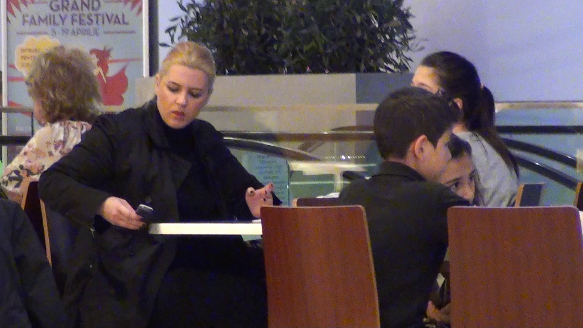 Cristina Uzunov si-a scos fetita la fast food