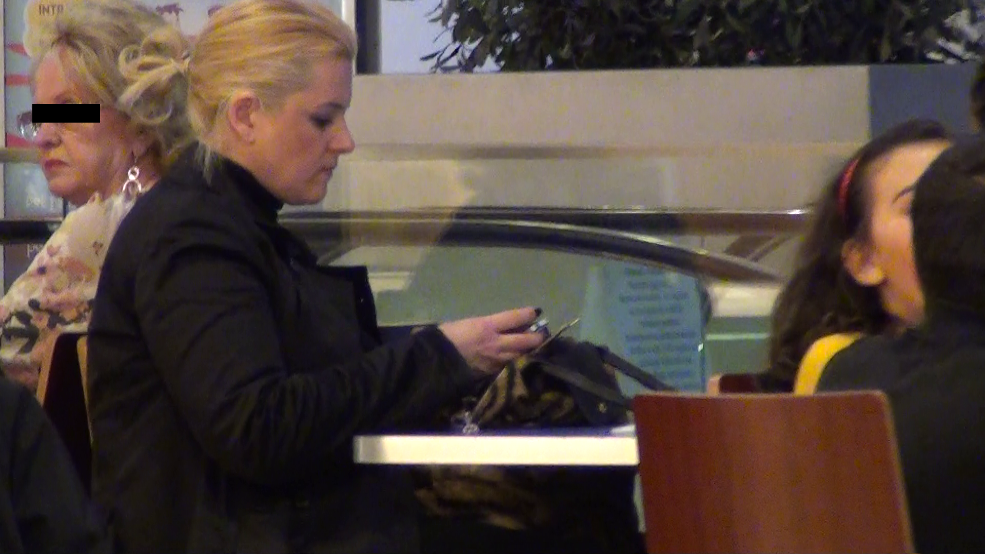 Cristina Uzunov si-a scos fetita la fast food