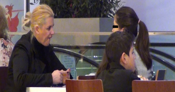 Cristina Uzunov si-a scos fetita la fast food