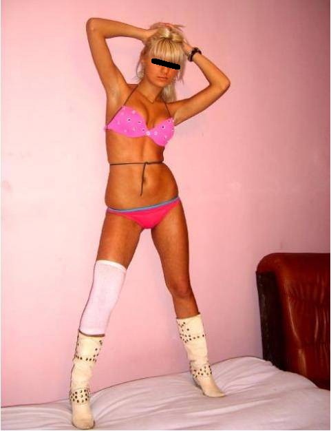 Blonda si-a calcat pe inhibitii si pilota si a pozat intr-un decor 