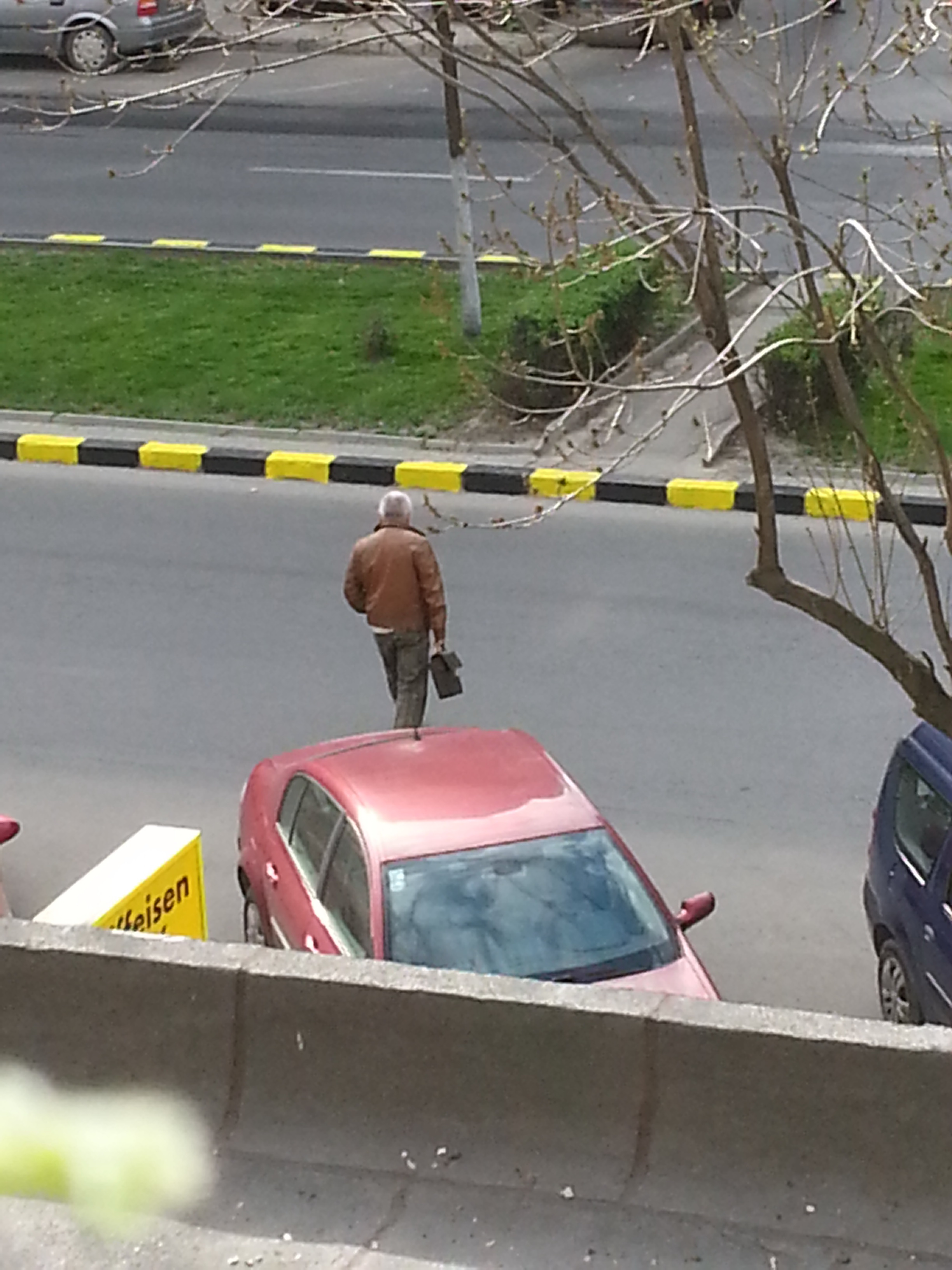 Irinel si-a parcat masina intr-un loc interzis