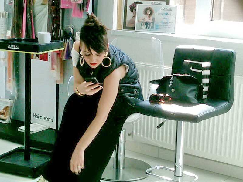 Giulia si-a retusat tunsoarea