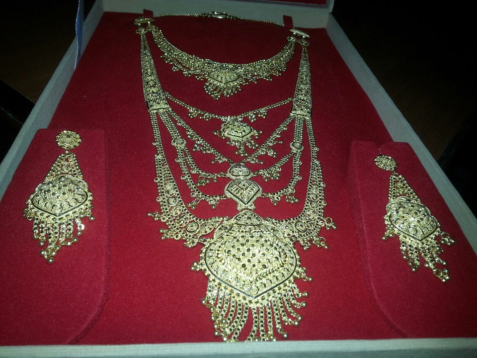 Colierul din aur primit cadou de nora lui Bambaloi