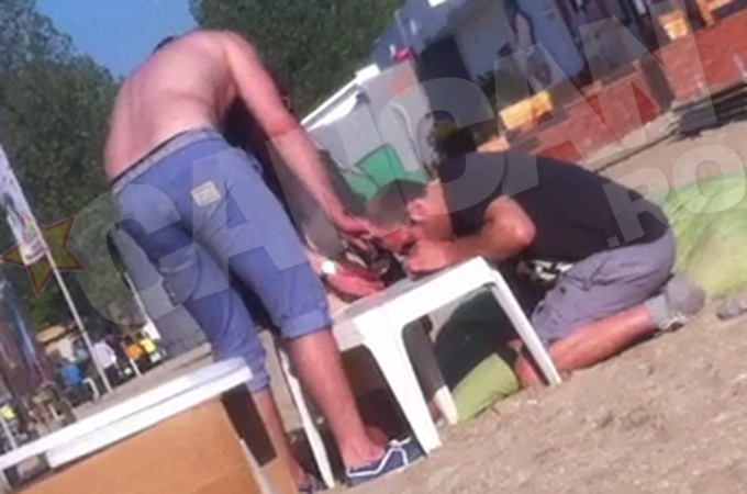 Destins, de parta n-ar fi ziua si un loc public, unul dintre barbati trage pe nas o linie