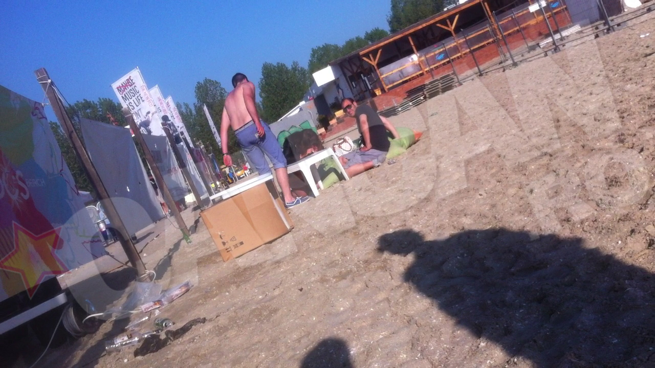 Imediat femeia ii urmeaza exemplul si trage si ea