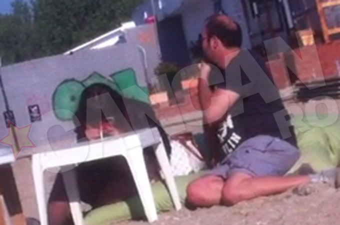 Dupa cateva minute in care se relaxeaza pe perne, femeia repeta gestul