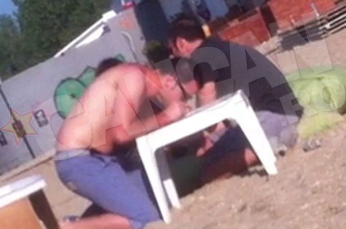 Al treilea barbat, cel mai expansiv dealtfel, se apropie si el de masa improvizata, ingenunchiaza si...trage si el