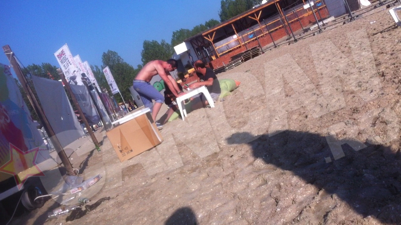 Se ridica dintr-o miscare, se clatina putin apoi...incepe sa rada