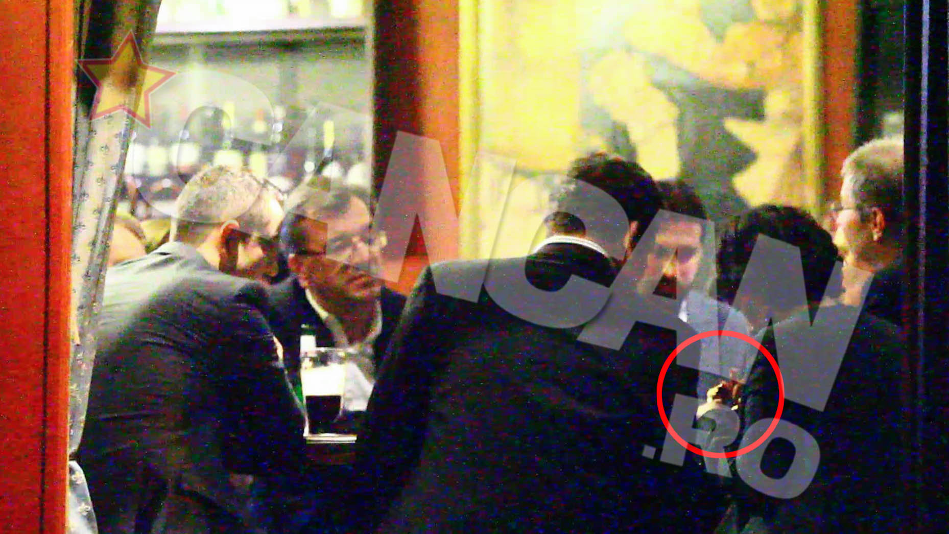 Englezul ii prezinta femeii bijuteria de aproape 1.000.000 de euro!