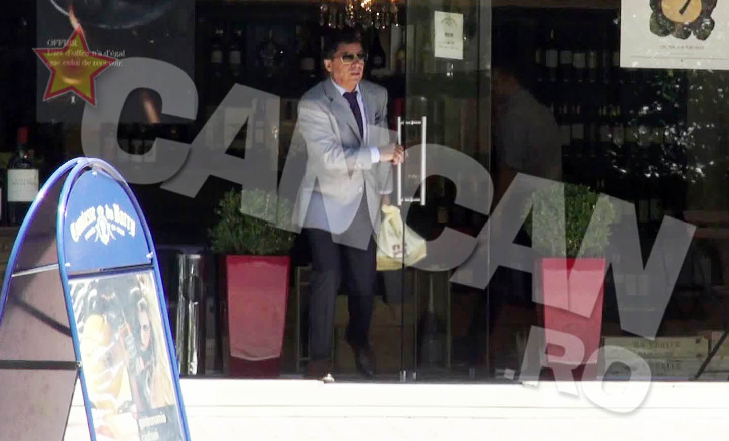 Milionarul a parasit magazinul mandru de cum s-a descurcat