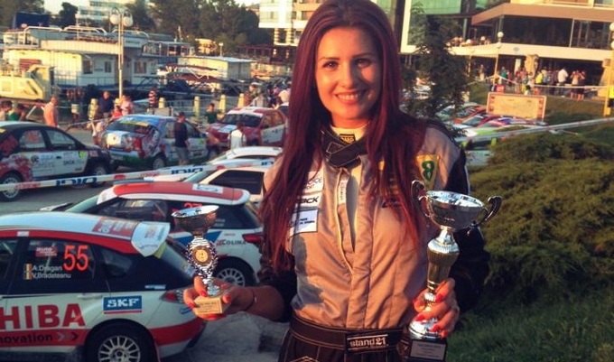 Denisa cu cele doua cupe in mana