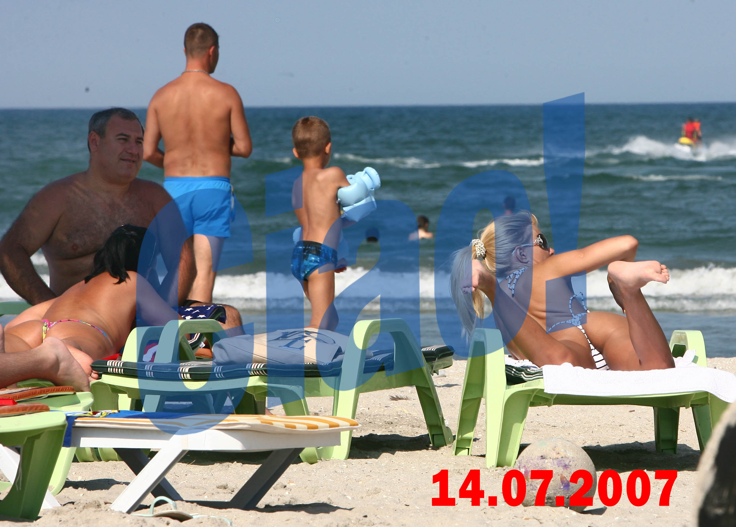 Sub soarele fierbinte, Elena Udrea se chinuia sa 