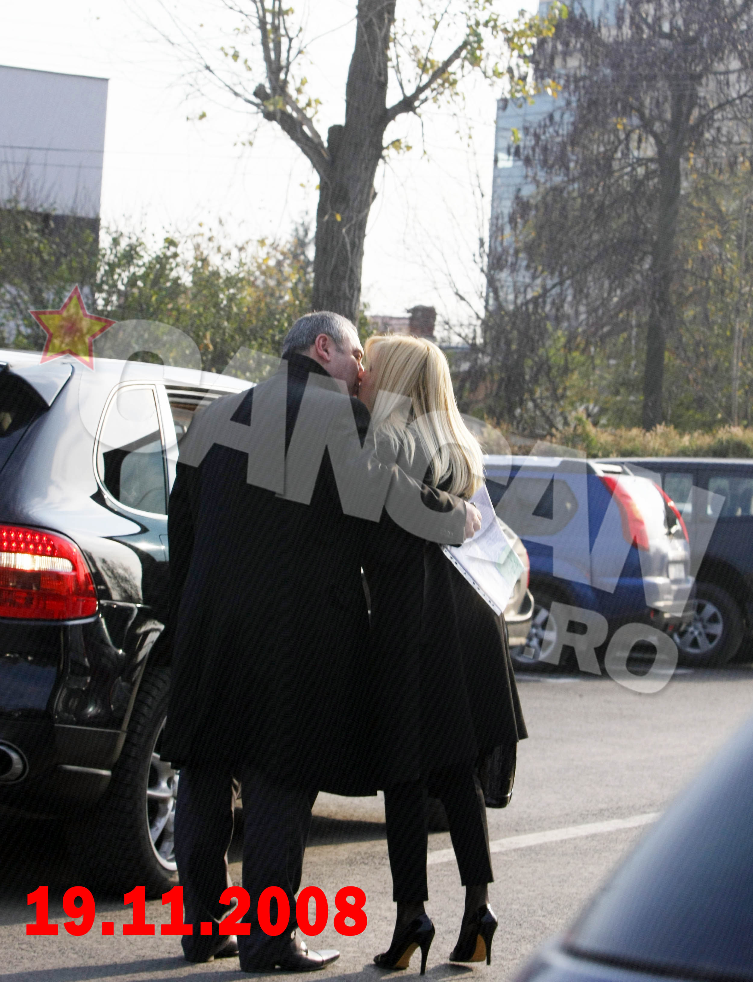 O ipostaza rara: sotii Cocos, sarutandu-se