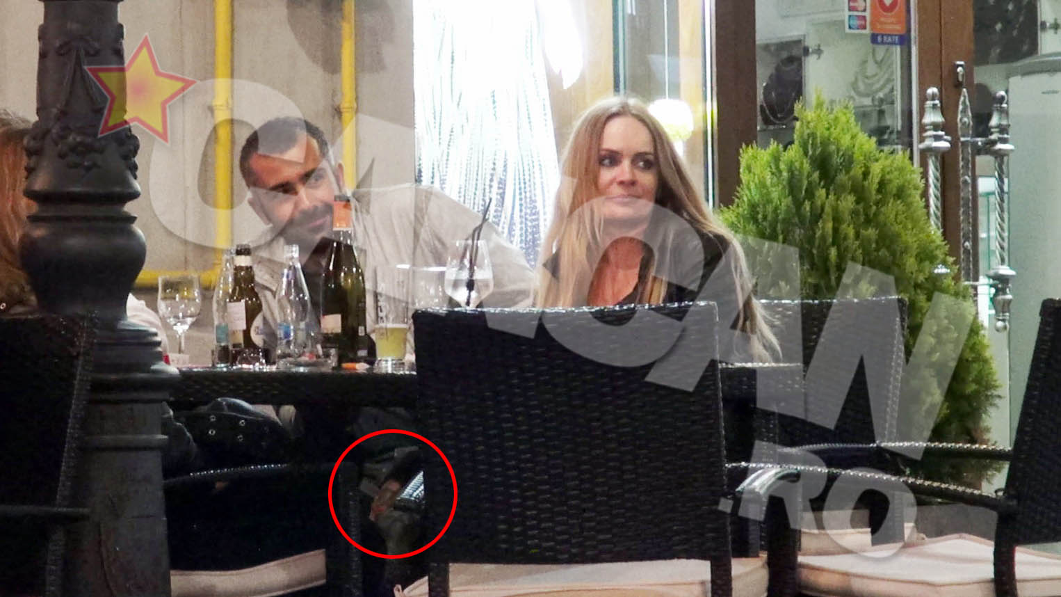 In timp ce se aflau la masa cu un alt cuplu, Adnana isi mangaia iubitul, discret, pe picior