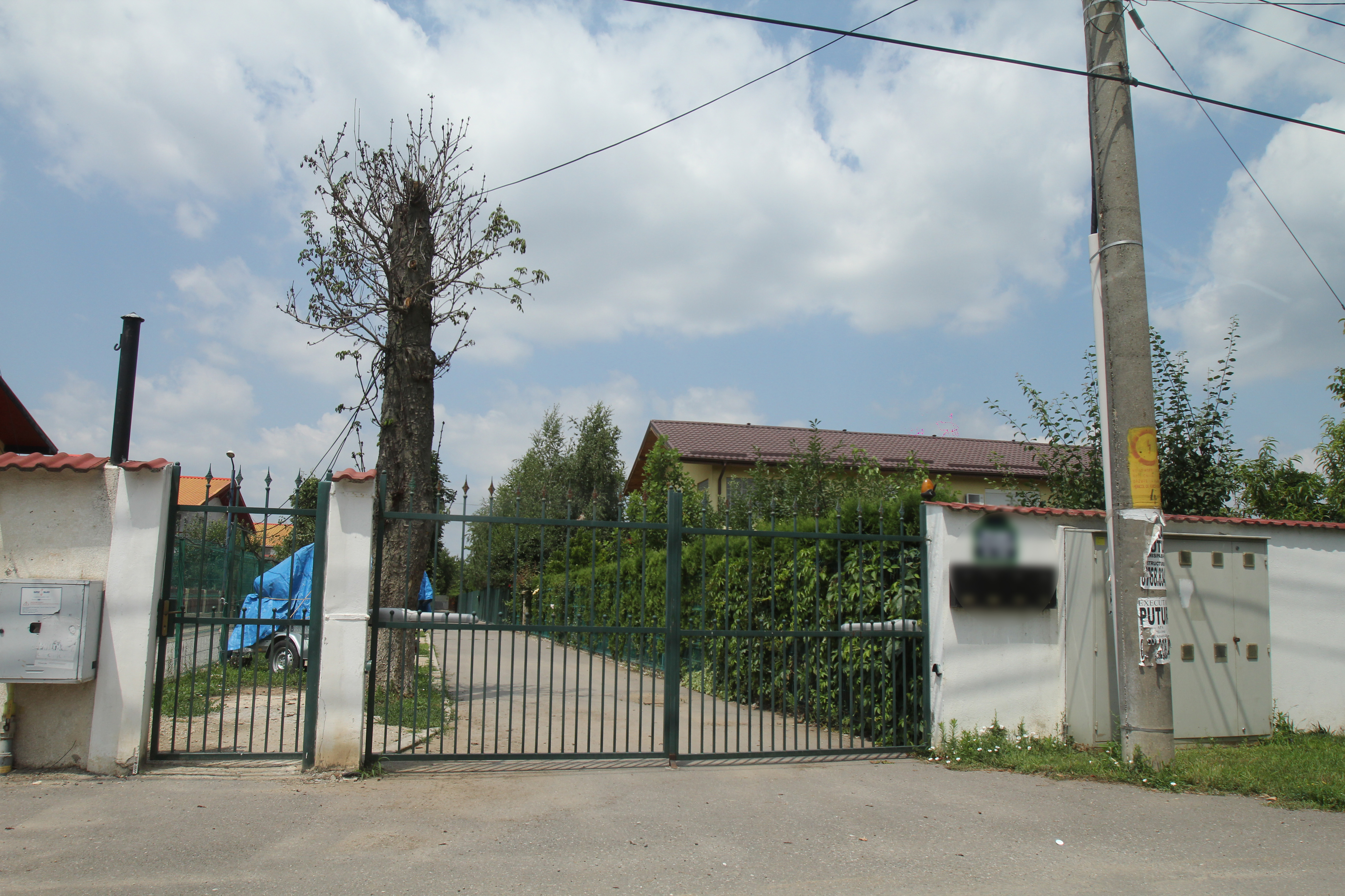 Pentru a ajunge la vila sa, primviceguvernatorul BNR trebuie sa intre pe aceasta poarta si sa mai mearga cateva sute de metri