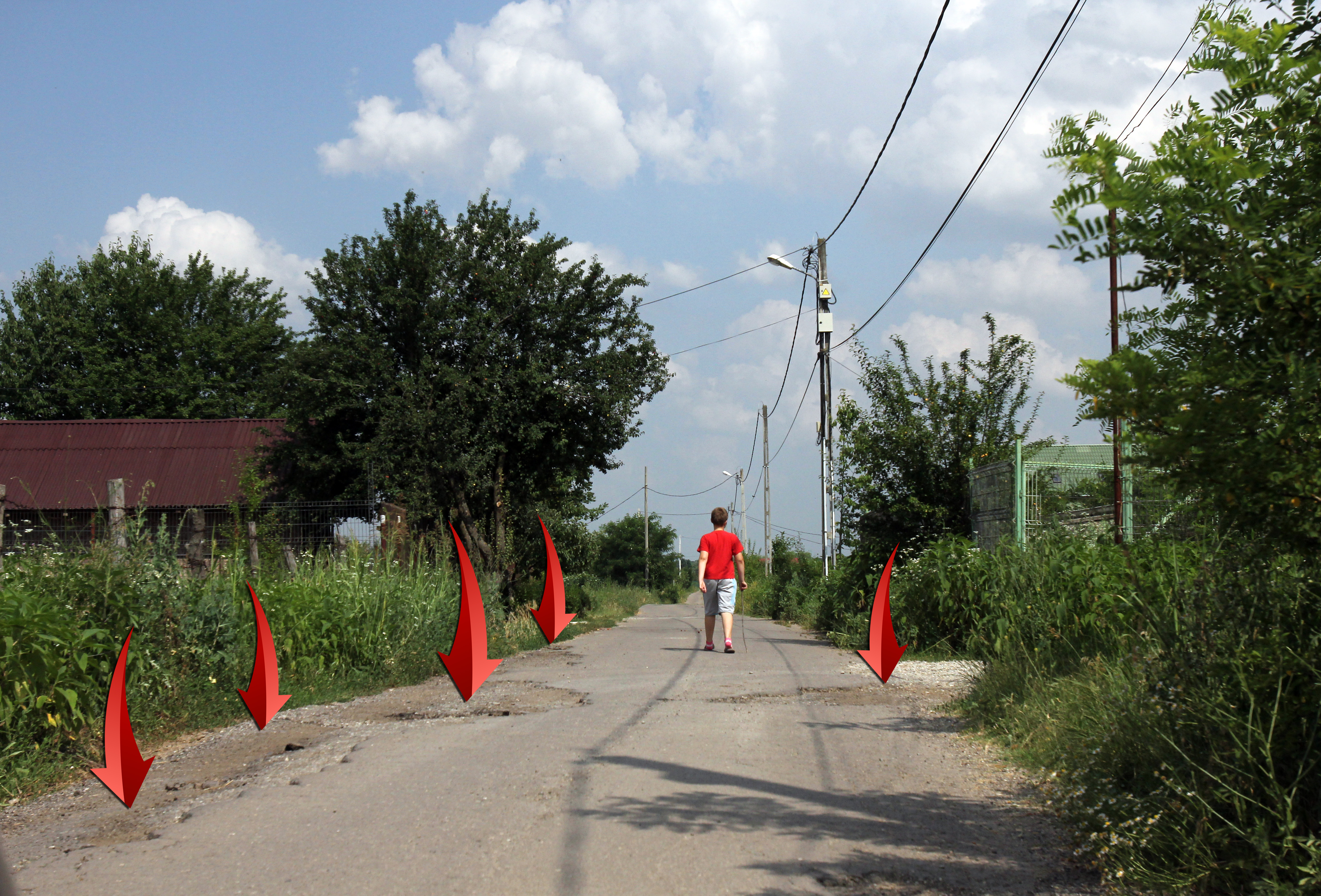 O parte din gropile aflate pe drumul care duce la vila guvernatorului BNR