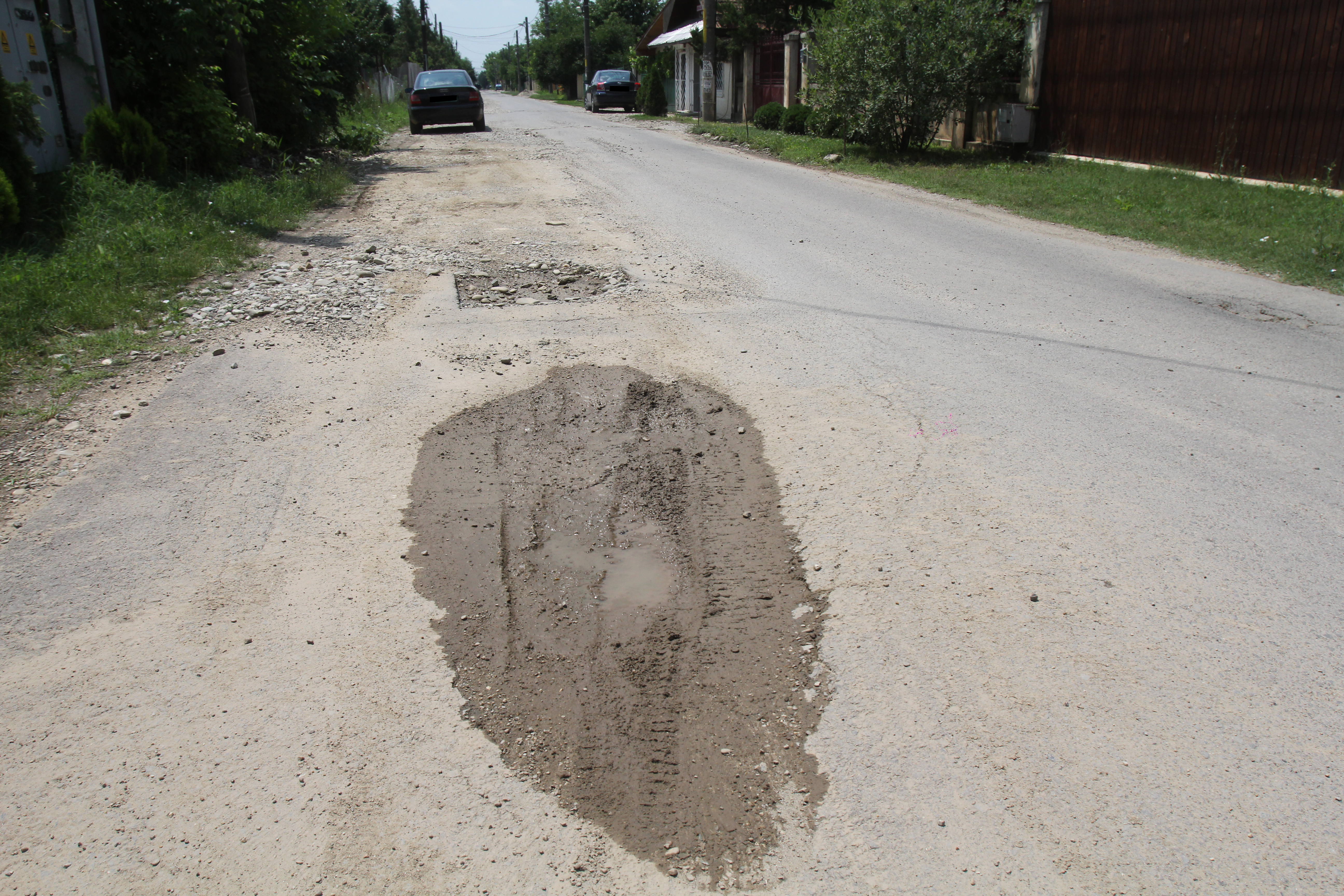 Soferii trebuie sa faca slalom printre gropi