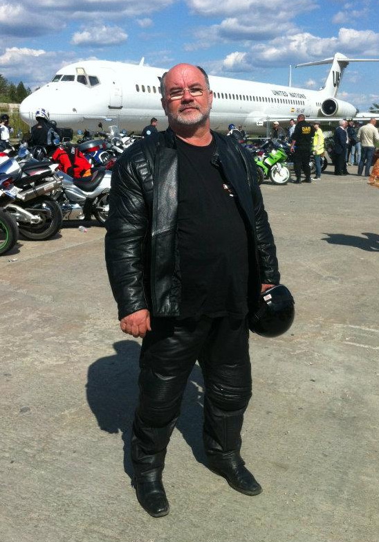 Fostul diacon a renuntat la ideea de a purta sutana pentru costumele de motociclist, din piele!