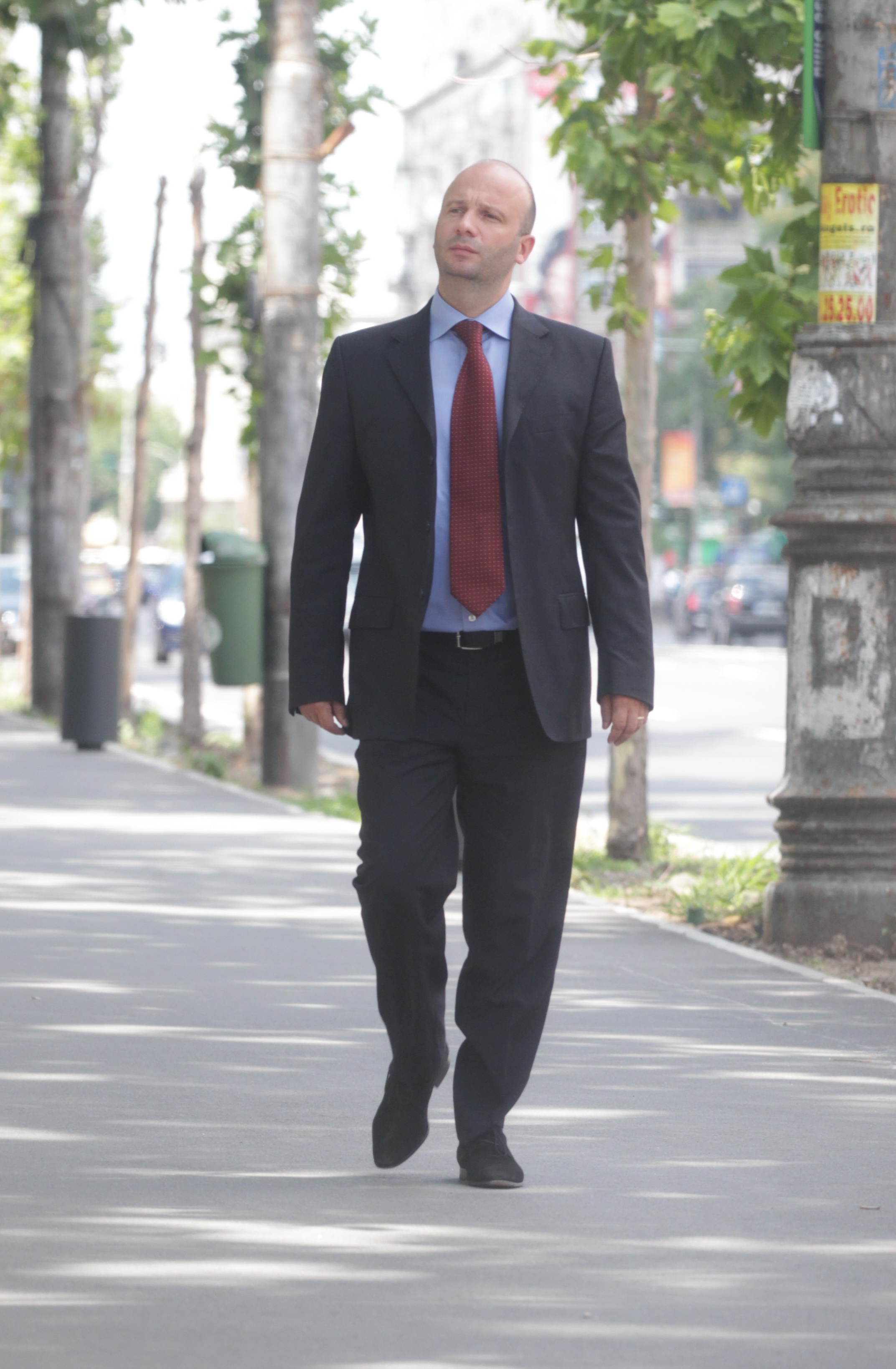 Lilian Onescu e un functionar atipic: are o sefa de cabinet sexy si da consultatii la carciuma