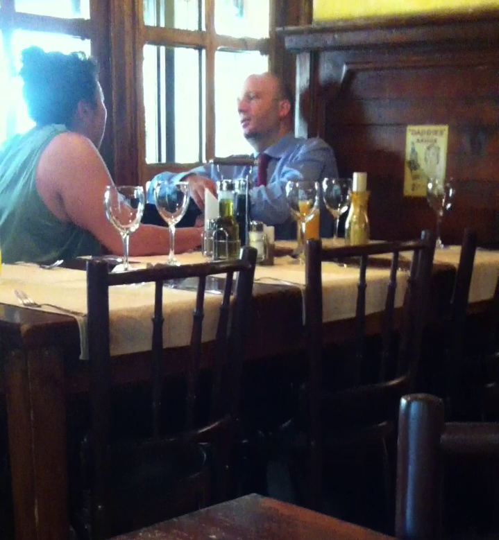 Onescu ii explica doamnei, cu evidente trasaturi asiatice, cum sa acceseze fondurile europene