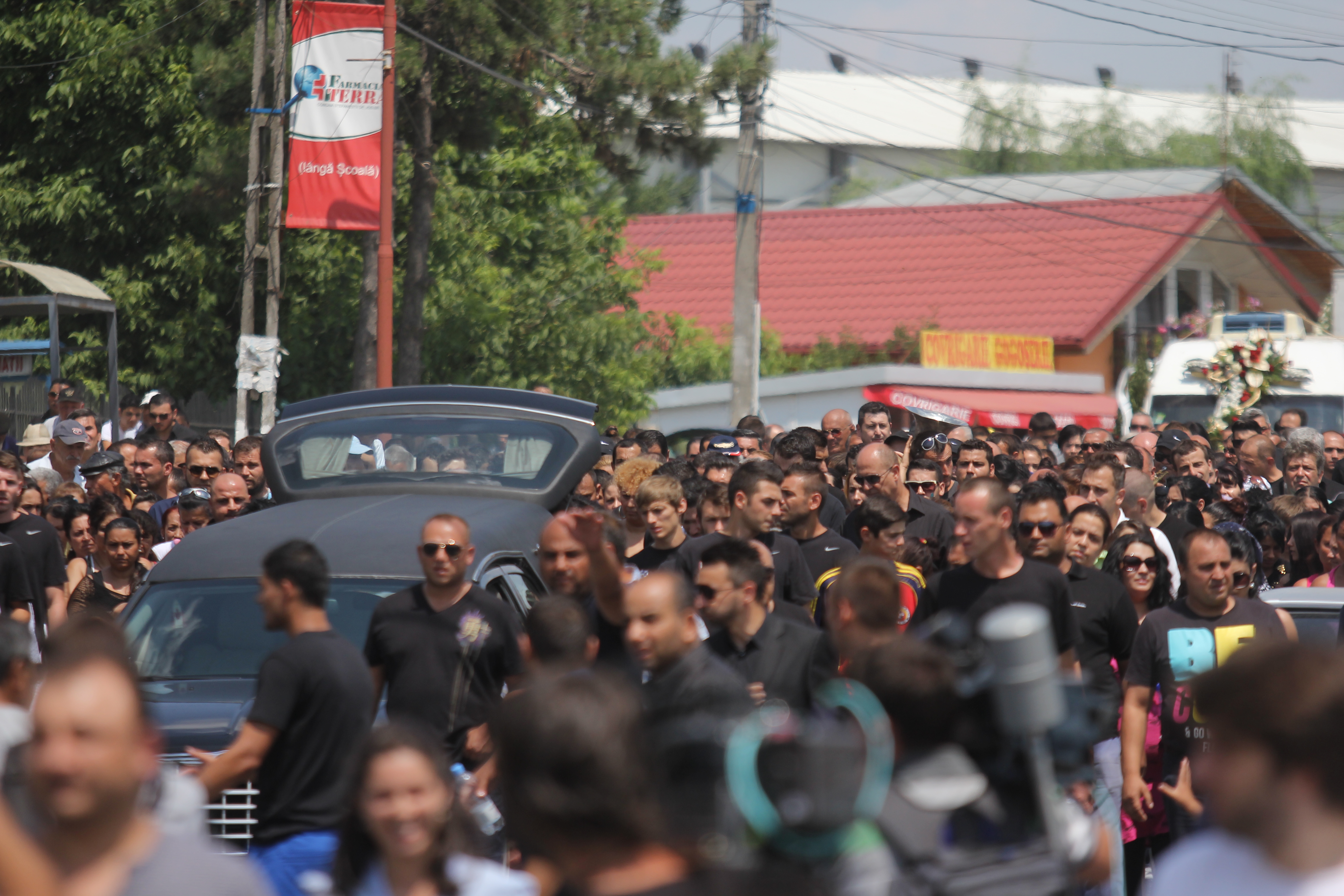 Cortegiul funerar se indreapta spre cimintir