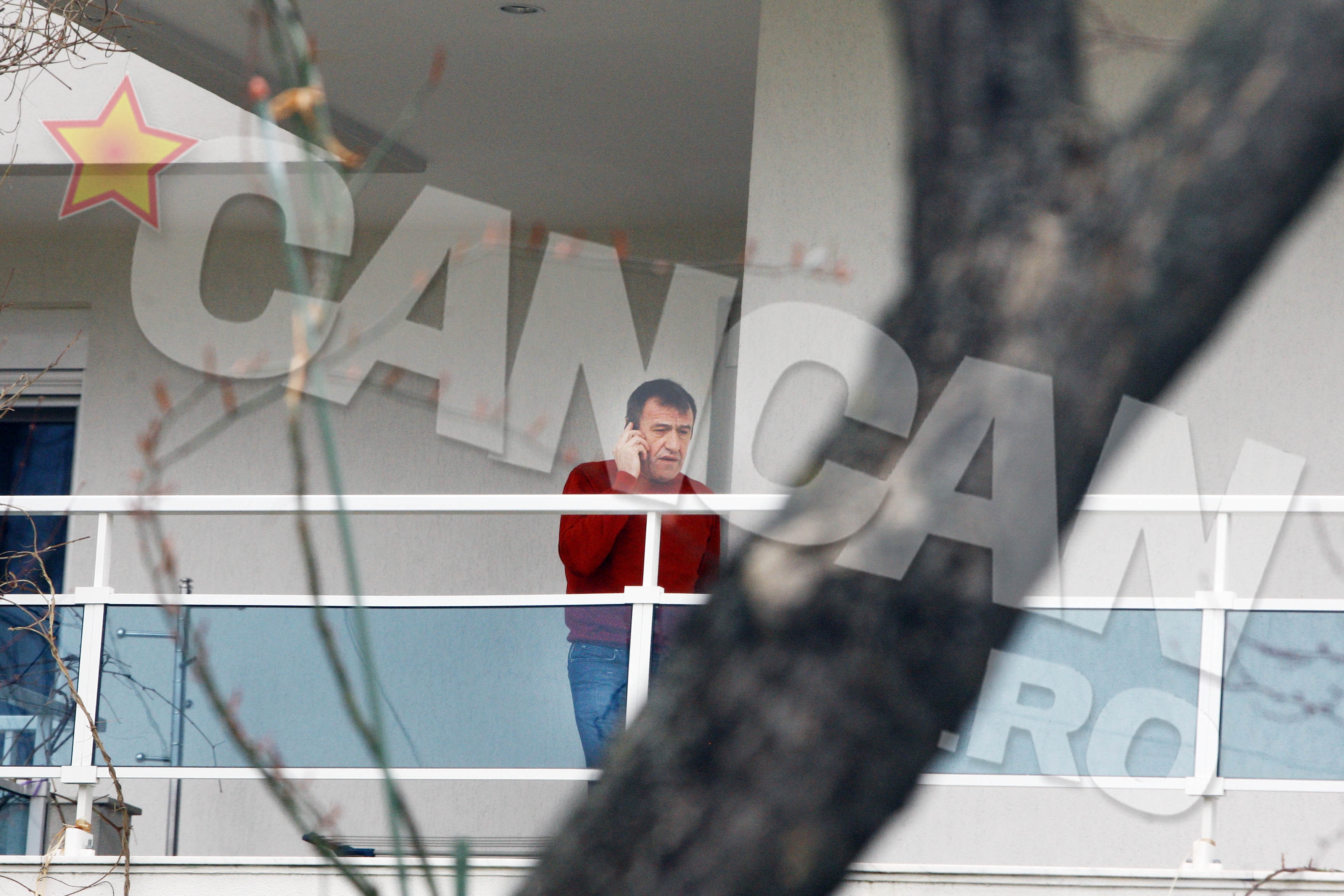 In primavara acestui an, Constanda a fost fotografiat pe terasa casei vorbind la telefon. Desi erau 0 grade, nu a intrat nicio clipa in casa